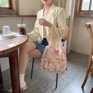 Détail du sac en toile à fleurs avec imprimés tulipes et étiquette de marque