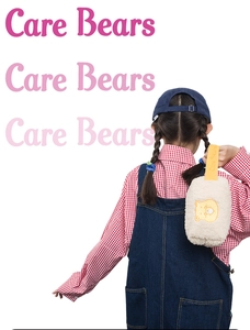 Détail de la pochette en peluche crème avec poignée jaune et broderie ourson