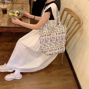 Sac cabas en toile à imprimé tulipes mauves avec étiquette tissée dans un décor de café