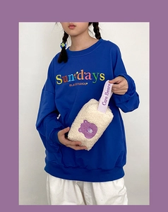 Détail de la trousse Care Bears en polaire blanche avec broderie ours et anse violette