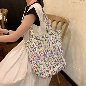 Gros plan détaillé d'un grand sac cabas en toile avec des motifs tulipes mauves