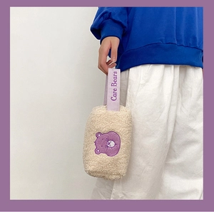 Détail de la trousse de maquillage Care Bears en peluche avec broderie et poignée