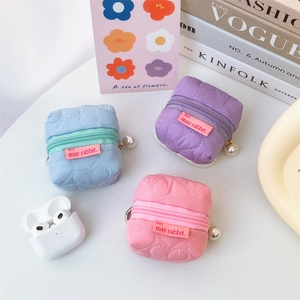 Housse d'écouteurs matelassée à motif cœur avec breloque perle et fermeture éclair