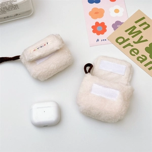 Gedetailleerd overzicht van fleece oortelefoonhoesjes met klittenband en handige lussen