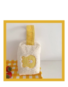 Détail du mini sac en peluche sherpa avec broderie ours jaune et poignée en toile