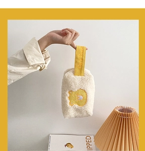 Détail de la trousse en peluche Sherpa douce avec poignée jaune brodée Care Bears