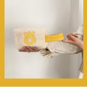 Détail de la broderie ours sur trousse à maquillage en peluche avec anse brodée