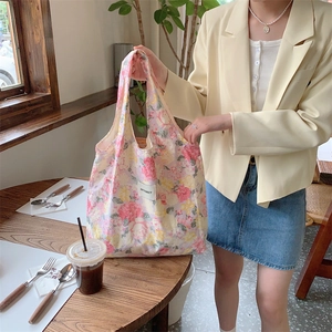 Détail du sac cabas en toile florale avec étiquette MayRabbit et motifs de tulipes roses
