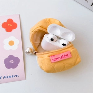 Détail de la pochette jaune matelassée en cœur avec fermeture éclair en perle