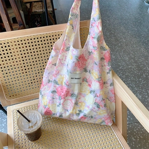 Gros plan détaillé d'un sac cabas en toile à fleurs tulipes sur une chaise