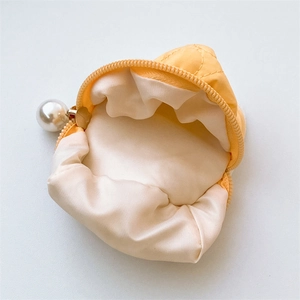 Mini pochette matelassée jaune avec fermeture à glissière perle et doublure en satin