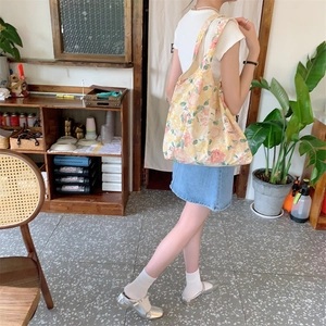 Gros plan détaillé d'un sac cabas en toile à fleurs avec des motifs de tulipes roses