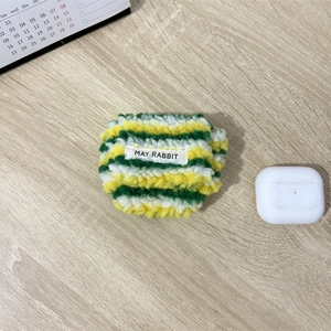 Detail van gestreepte pluche oortelefoonhoes in groen, geel en wit met May Rabbit-label