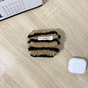 Detailopname van pluchen oortelefoonhoes met bruine strepen en AirPods-model