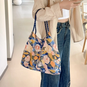 Dettaglio della borsa tote con motivi floreali stile pittura a olio e spalline