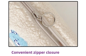 Détail macro de la fermeture éclair en métal et du tissu polaire sur la trousse à ours