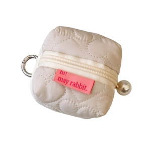 Étui pour écouteurs matelassé cœur beige avec breloque perle et mousqueton métal