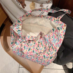 Détail intérieur du sac cabas en toile à fleurs avec poche interne et motif tulipe