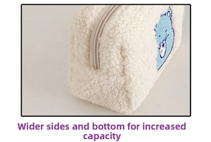 Détail du fond élargi de la trousse de maquillage en peluche ours pour plus de capacité