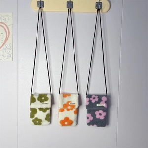 Vue détaillée de trois petits sacs bandoulière en peluche fleurie, divers coloris
