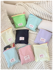 Détail de trousses à maquillage en nylon colorées avec fermetures éclair et tons pastels