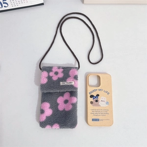 Détail du sac de téléphone en peluche grise avec motifs floraux roses et sangle