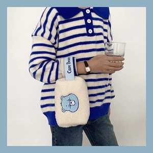 Broderie détaillée d'un ours de dessin animé bleu sur un sac à main en peluche douce