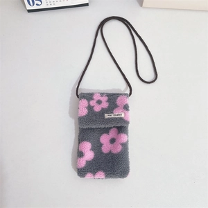 Détail de la pochette bandoulière en peluche grise avec motif floral rose doux