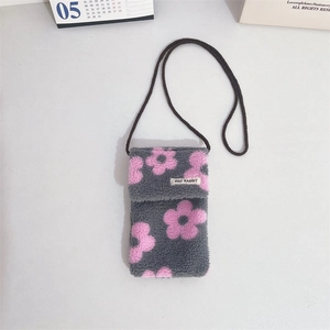 Détail de la pochette de téléphone en peluche grise avec fleur rose et fine bandoulière
