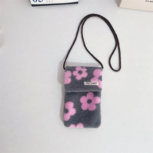 Détail d'une pochette peluche pour téléphone avec tissu gris et motifs fleurs roses