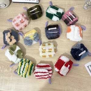 Pluizige oortelefoonhoesjes van lamswol met diverse ruitpatronen en paarse koorden