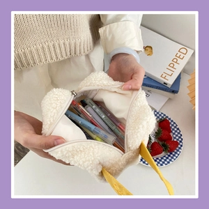 Pochette mignonne en peluche avec broderie ours montrant la capacité intérieure du sac
