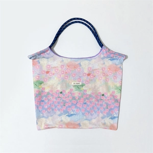Dettaglio della borsa shopper floreale con stampa di tulipani ed etichetta May Rabbit