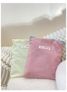 Pochettes en tissu rose et vert citron avec zips contrastés et logo hi jolly
