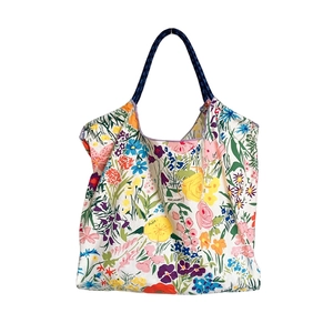 Borsa tote a fiori con manici in corda blu e design capiente in stile minimalista