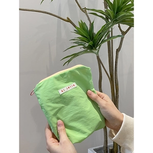 Pochette cosmétique en nylon vert pastel avec fermeture éclair arc-en-ciel à la main