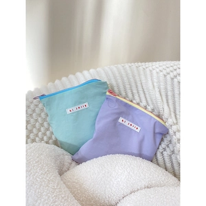 Trousses en nylon aux tons pastels avec fermeture éclair et étiquettes hi jolly