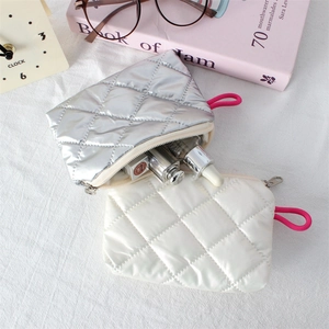 Quilted diamond stitch PU leather coin purse in silver and ivory with pink pull cord