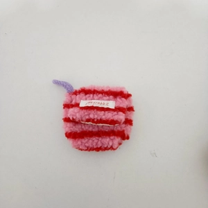 Detail van het roze en rood gestreepte pluche tasje met geweven mayrabbit label