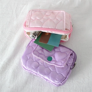Piccola pochette trapuntata a cuore con patta a pressione e zip in rosa e viola