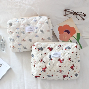 Gesteppte Kosmetiktasche mit Elefanten-Motiv, Detailansicht von Reißverschluss und Stoff
