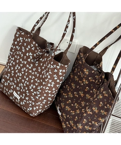Detail of floral tote bags featuring canvas material and Magic Pocket brand label