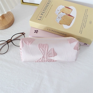 Nahaufnahme des rosa Jacquard-Mäppchens mit 3D-Schleifenmuster auf weißem Stoffgrund