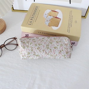 Detailansicht der Federtasche mit Blumen-Jacquard-Stickerei und rosa Reißverschluss
