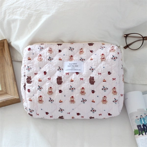 Detailansicht einer rosa gesteppten Kosmetiktasche mit niedlichen Cartoon-Bär-Motiven