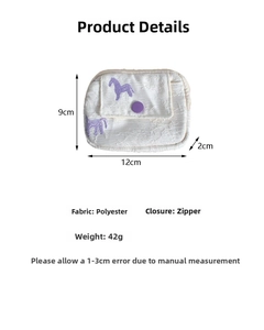 Detailed size specifications of white quilted card wallet with horse embroidery
