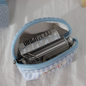 Mini shell-shaped coin purse with light blue stripes and zipper for lipsticks and keys