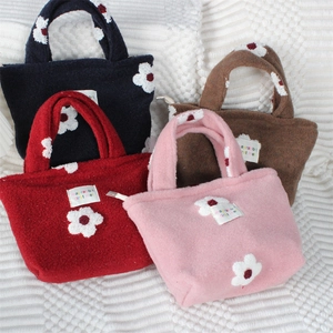Sacs cabas en peluche brodés de fleurs en plusieurs couleurs avec texture laine d'agneau