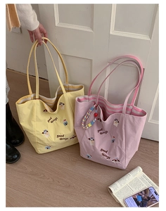 Détail de sacs cabas en toile avec broderie de chien mignon et texte Good Things