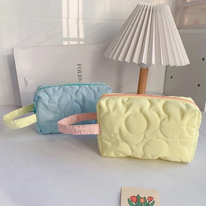 Beauty case trapuntato a fiori con cerniera superiore e manico in colori pastello